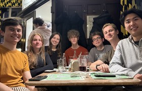 Münchner Regionalgruppe trifft sich am roten Tisch