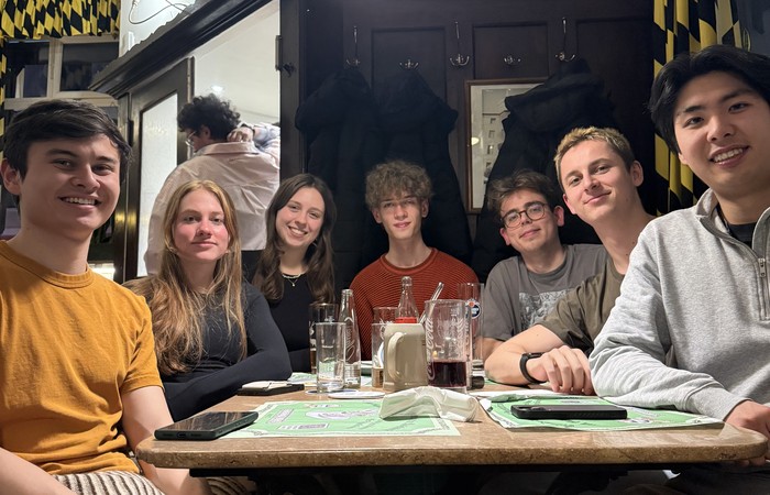 Münchner Regionalgruppe trifft sich am roten Tisch